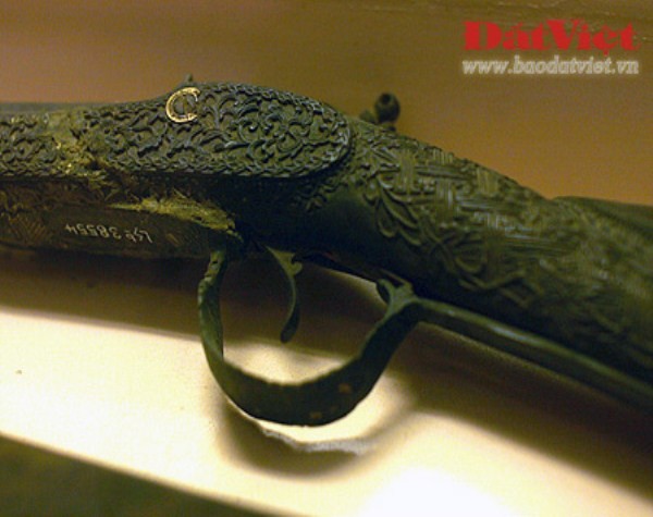 Các họa tiết vàng trên khẩu súng của vua Tự Đức (niên đại 1841) đã bị phai mờ nhiều theo năm tháng. Ảnh (theo Đất Việt)